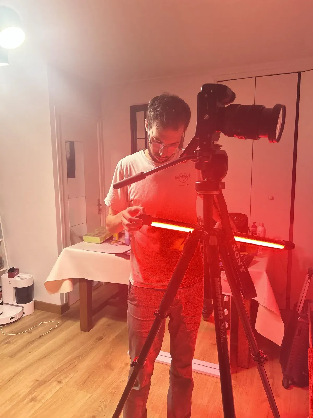 Installation caméra sous lumière rouge en préparation de shooting