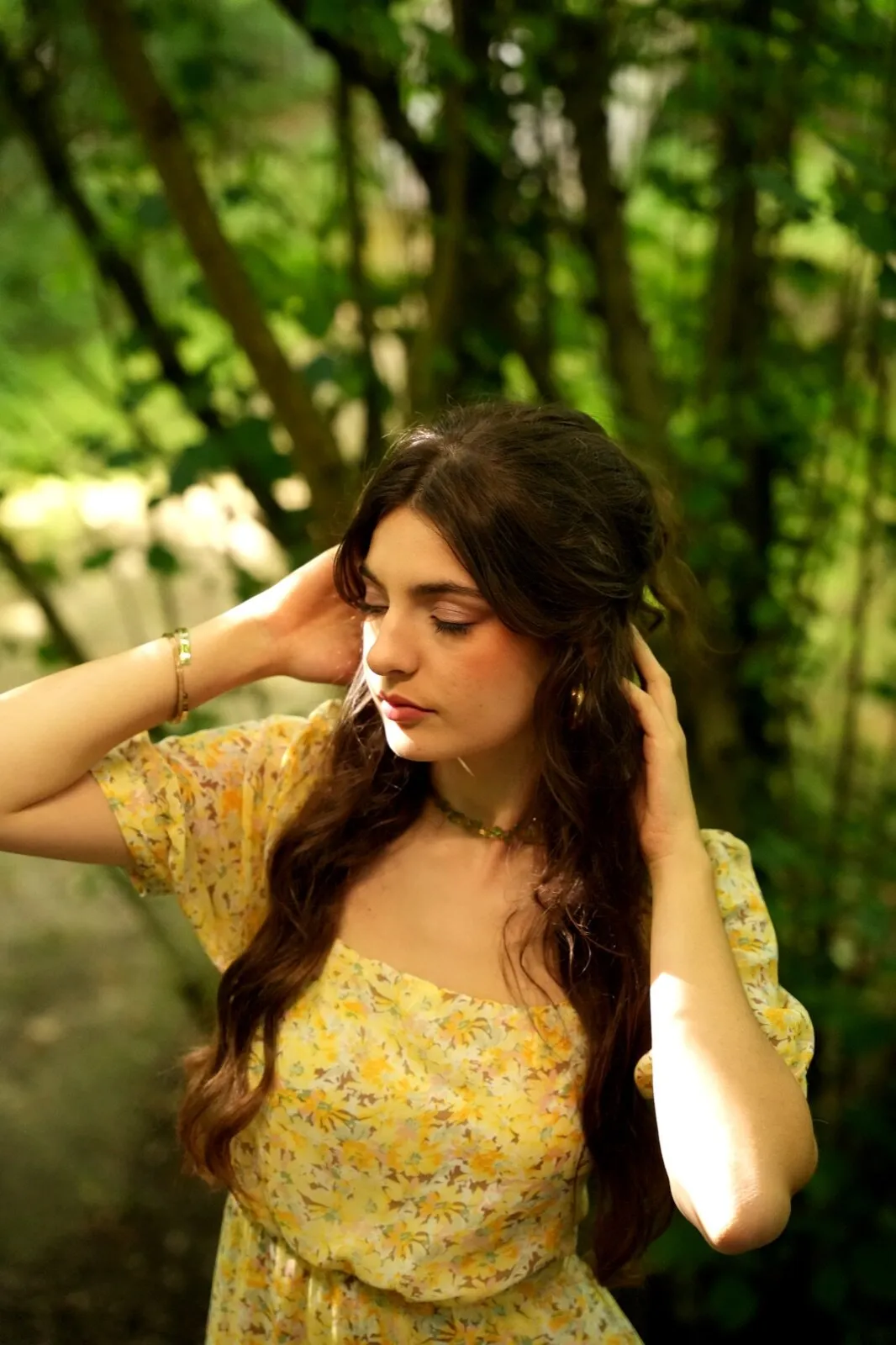 Robe jaune fleurie au crépuscule sur un chemin forestier