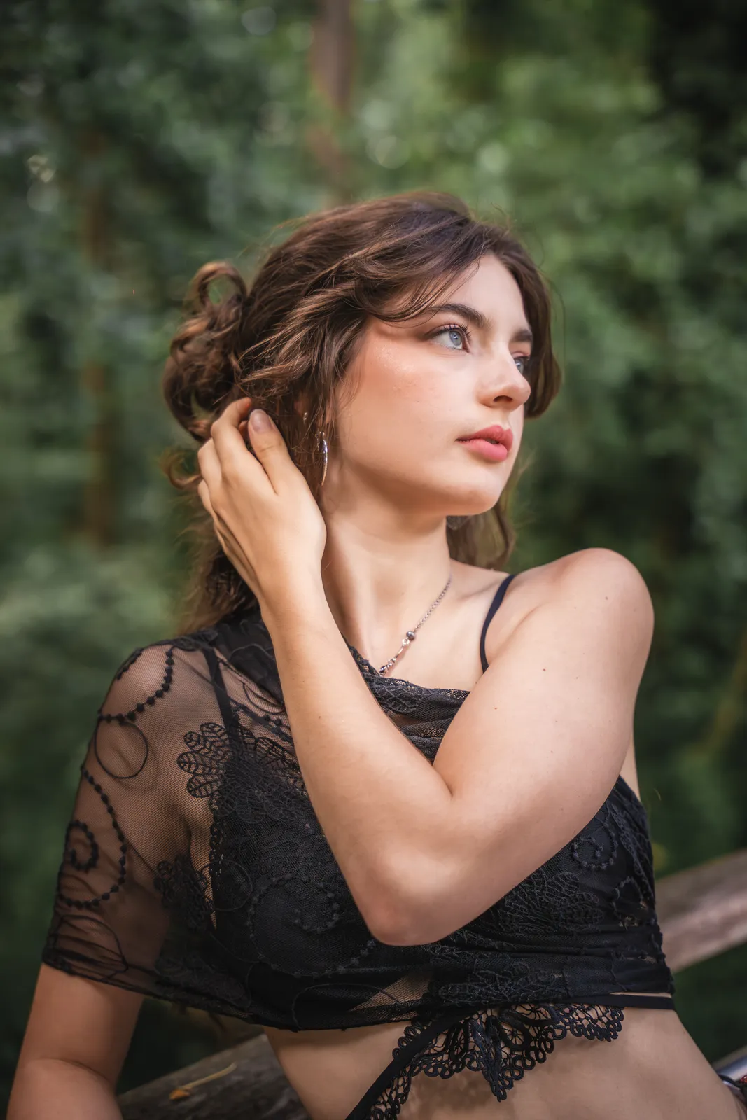 Portrait beauté en forêt, dentelle noire, regard vers la lumière
