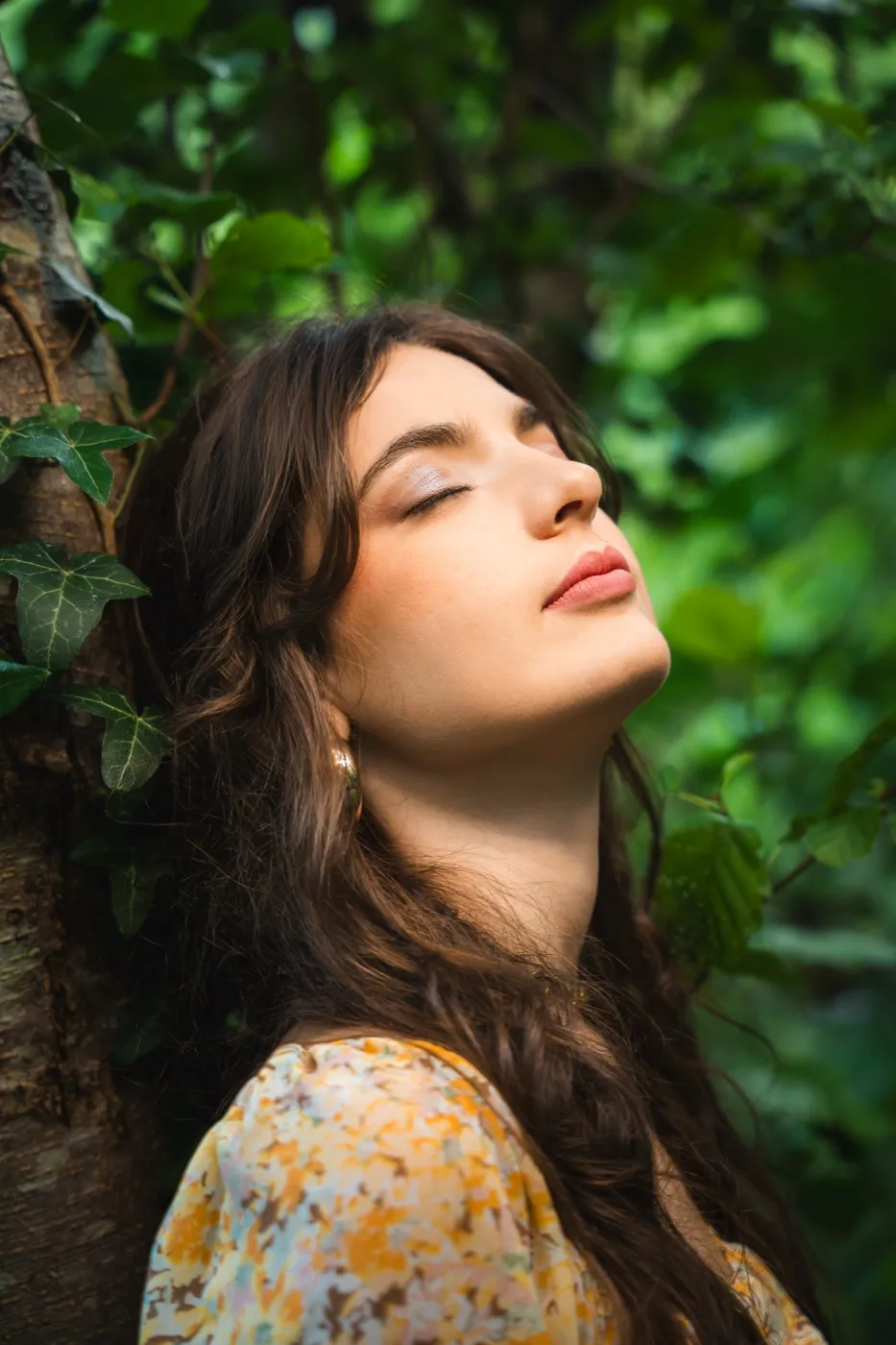 Maquillage beauté naturel en lumière d'été, sous les feuillages