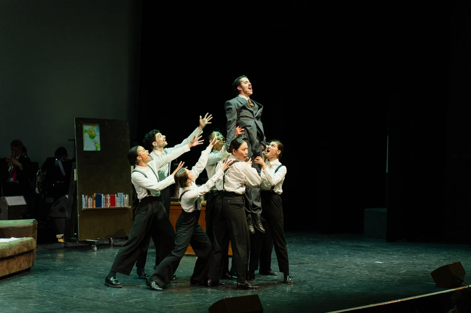 Porté de comédien au centre de la troupe, lumière scène