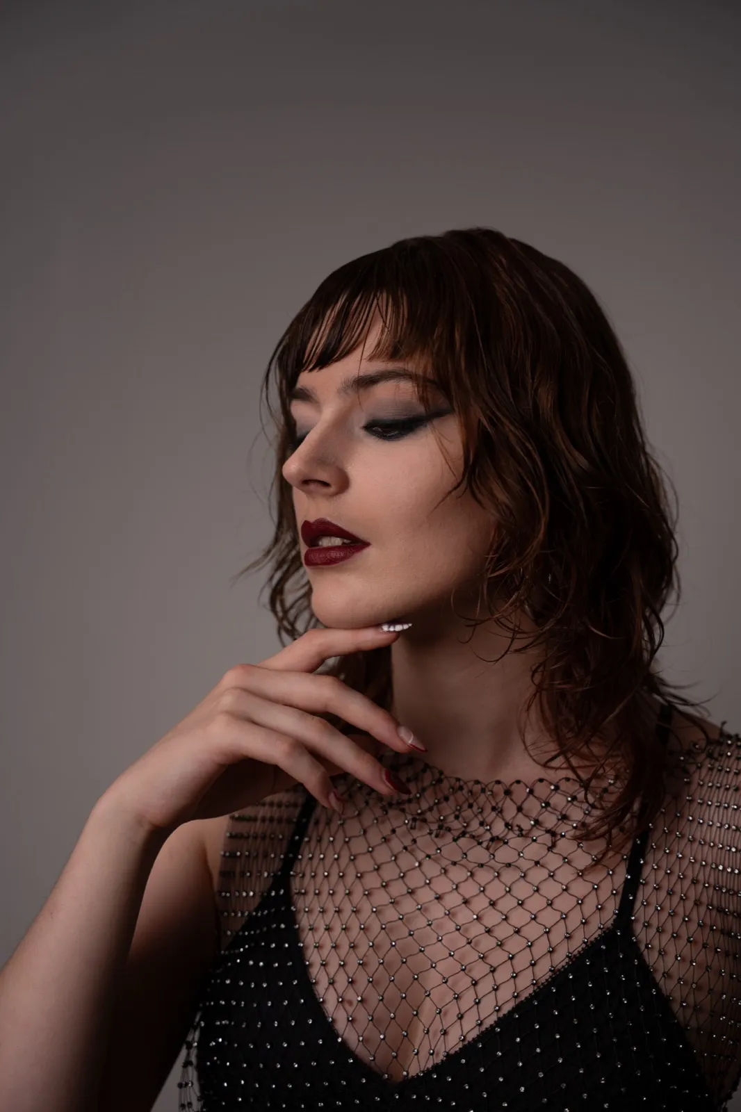 Portrait de profil, smoky charbonneux, lumière neutre