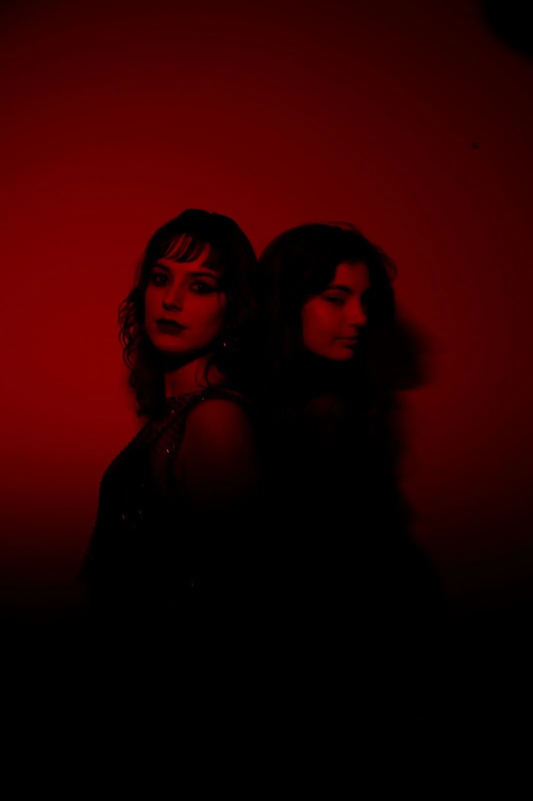 Duo dos à dos sous lumière rouge