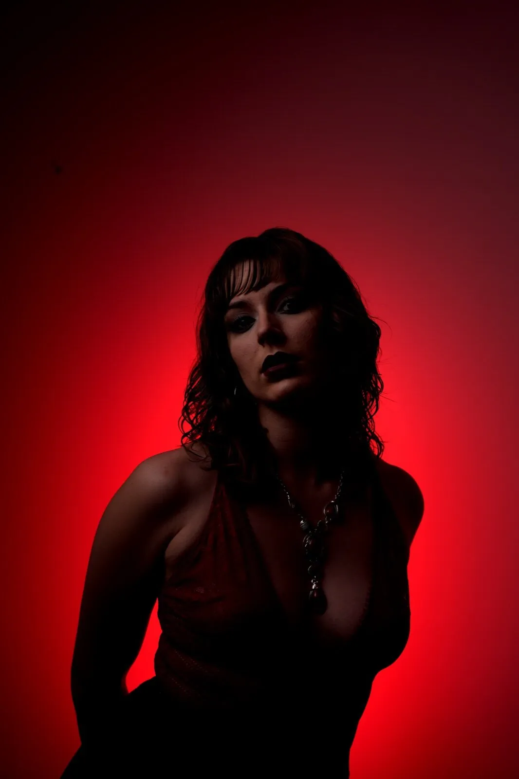Portrait face en clair-obscur rouge, halo lumineux