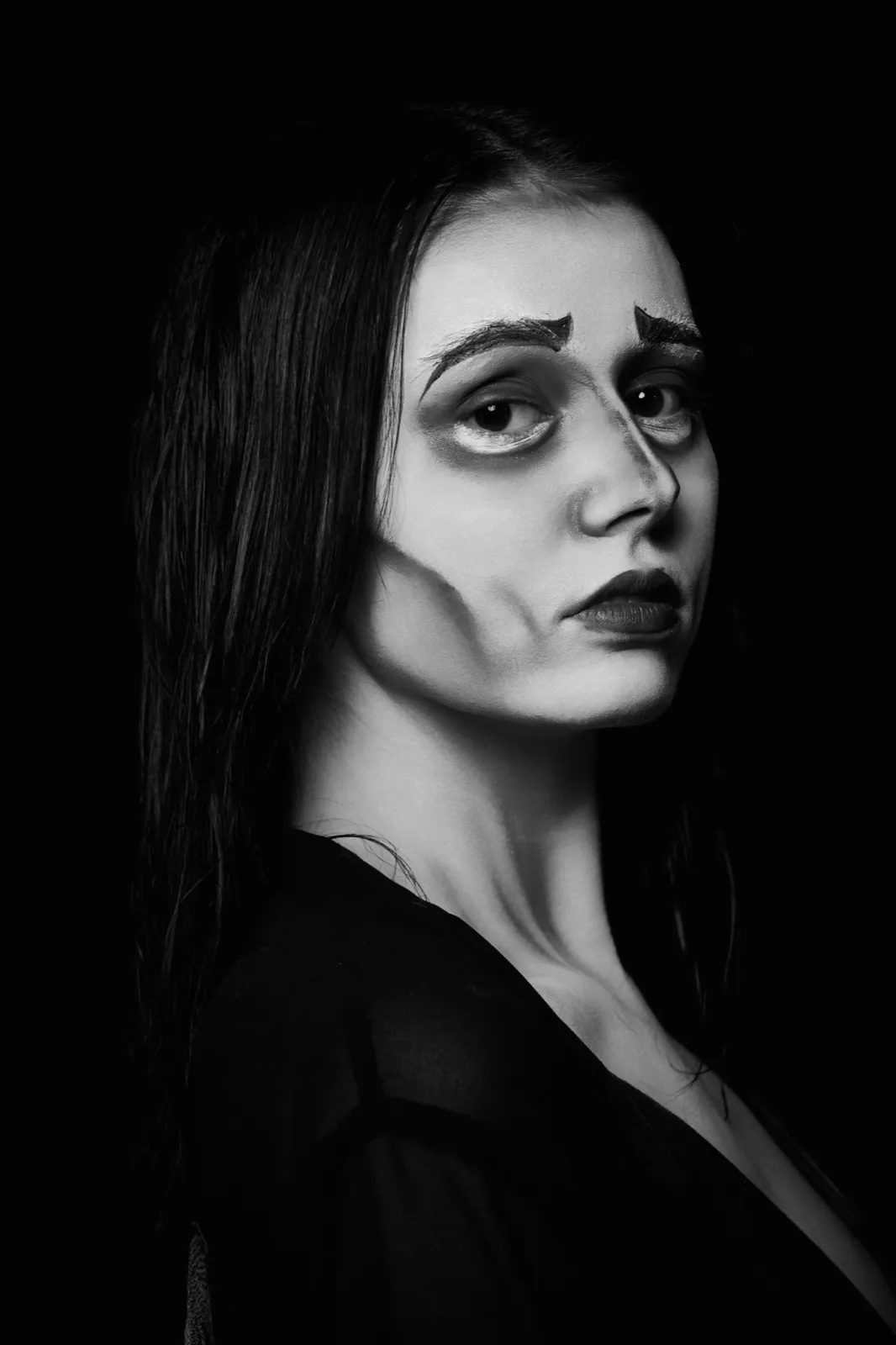 Portrait clair-obscur, cernes dessinés, regard caméra